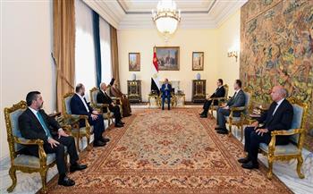 الرئيس السيسي وعمار الحكيم يؤكدان أهمية تعزيز الاستقرار الإقليمي والنأي بالعراق عن تداعيات التوترات