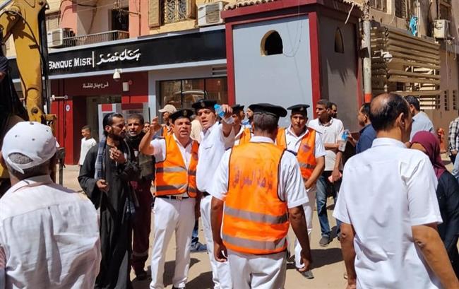 أمن سوهاج يواصل حملات المرافق بالمنشاة لضبط الشارع ورفع الإشغالات 