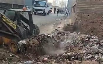 بعد شكوى المواطنين.. محافظ سوهاج يوجه برفع تراكمات القمامة بشارع أولاد طلب بأخميم