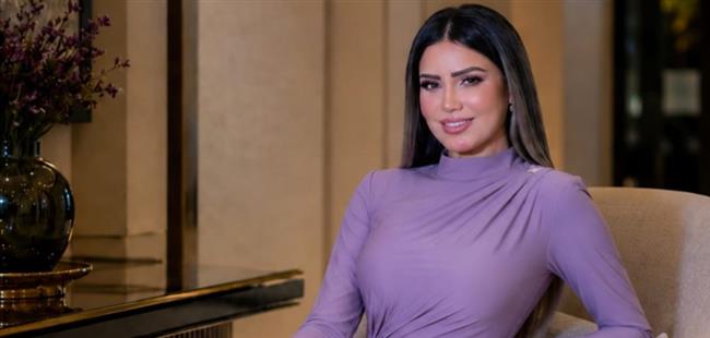 إيناس عز الدين تتألق بفستان موف في أحدث ظهور