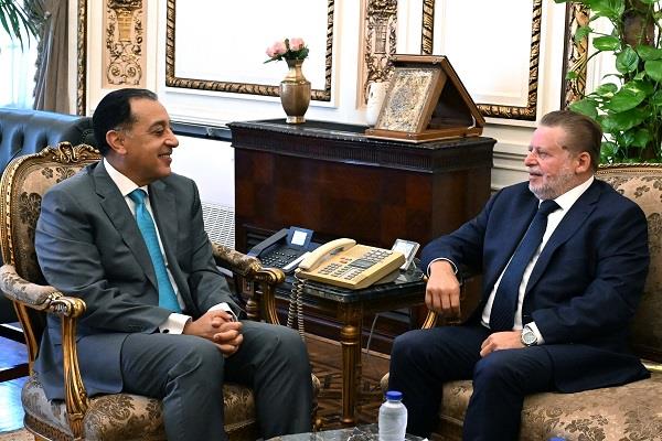 رئيس الوزراء يبحث مع محافظ البنك المركزي التنسيق المشترك بشأن الملفات الاقتصادية ذات الأولوية