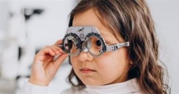قبل المدارس اطمئن على عين طفلك..علامات ضعف النظر