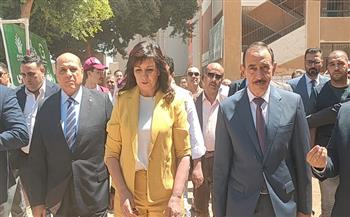 خدمات طبية ومساعدات وتمكين اقتصادي.. محافظ سوهاج والسفيرة نبيلة مكرم يتفقدان «إيد واحدة» ببناويط 