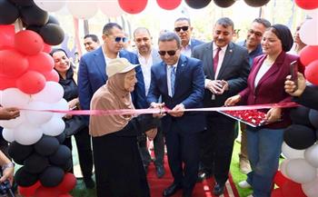 محافظ المنوفية يصطحب مسنة ويشاركها افتتاح معرض "كلنا عندك.. أهلا مدارس" بشبين الكوم  