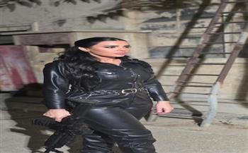 بشخصيتين مختلفتين.. إيمان يوسف تجسد دورًا كوميديًا وأكشن في "عيلة تعمل عمايل"