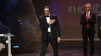 حمزة العيلي يحتفي بتكريمه في مهرجان القاهرة للمسرح التجريبي: «سأظل أفتخر به ما حييت» 