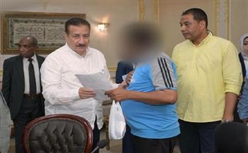  محافظ بورسعيد يسلم مساعدات مالية وغذائية ولحومًا وحقائب وزيًا مدرسيًا و8 كراسي متحركة للأسر الأولى بالرعاية
