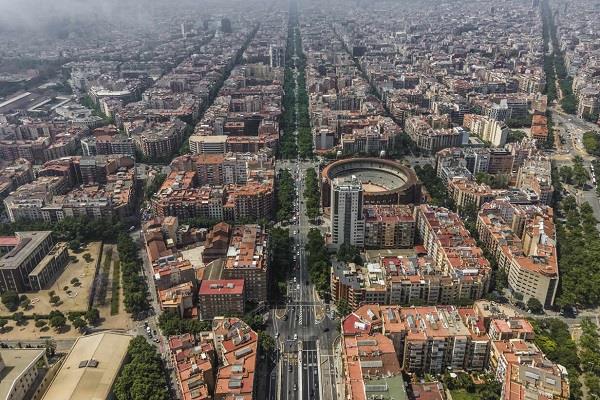 إسبانيا تسجل أفضل أداء سياحي في يوليو وتتجه لاستقبال 100 مليون سائح خلال 2026