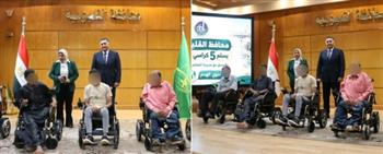 محافظ القليوبية يُسلِّم 5 كراسي كهربائية لذوي الهمم بالتنسيق مع مديرية التضامن الاجتماعي