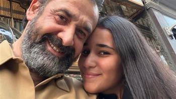 كريم عبد العزيز يحتفل بعيد ميلاد ابنته ملك برسالة مؤثرة  