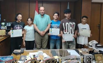 محافظ الاسكندرية يؤكد أهمية دعم وتشجيع النماذج المتميزة وتحفيز الطلاب والعاملين
