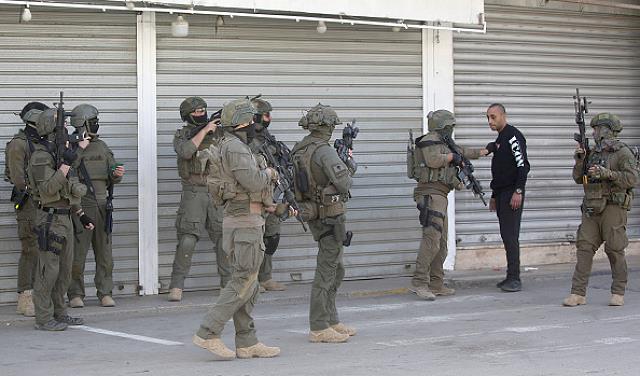 الاحتلال الإسرائيلي يعتقل شابا فلسطينيا ويبعد فلسطينيين عن القدس والأقصى