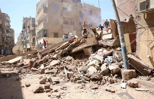 محافظ المنيا يتابع حادث انهيار منزل من 4 طوابق بعزبة شاهين.. ونائب المحافظ على رأس فرق الإنقاذ بالموقع
