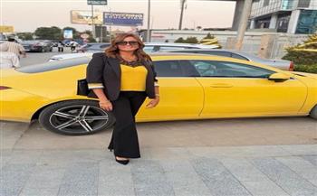 بشرى تخطف الأنظار بجوار سيارة صفراء «الأصفر شكله عليكي خطير وجنان خالص»