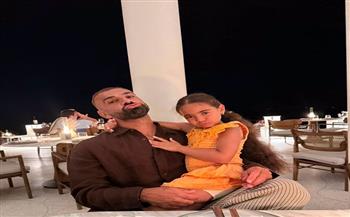 بعد ساعات من قدوم ابنه ليل.. محمد صلاح ينشر صورة له مع مكة وكيان