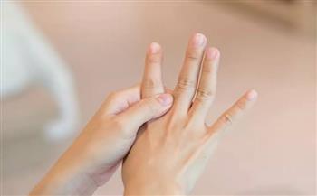 تيبس اليدين بعد الاستيقاظ.. متى يكون عرضا عابرًا ومتى يستدعي الطبيب؟