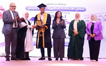 مايا مرسي تشهد تخريج الدفعة الأولى من معهد عبلة الكحلاوي للتمريض
