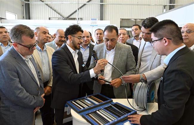 رئيس الوزراء يفتتح مصنع "ليجيالونغ" لصناعة الفرش ومنتجات الأبواب والنوافذ