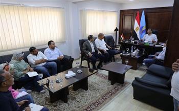 محافظ البحر الأحمر يعقد اجتماعًا مع «دار المياه» ويجري معاينة ميدانية لموقع محطة تحلية بمرسى علم