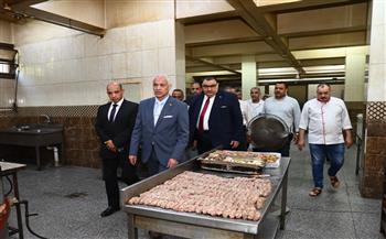 رئيس جامعة أسيوط يُجري جولة تفقدية بمطعم دار الضيافة لمتابعة جودة الخدمات والاستعداد للفعاليات