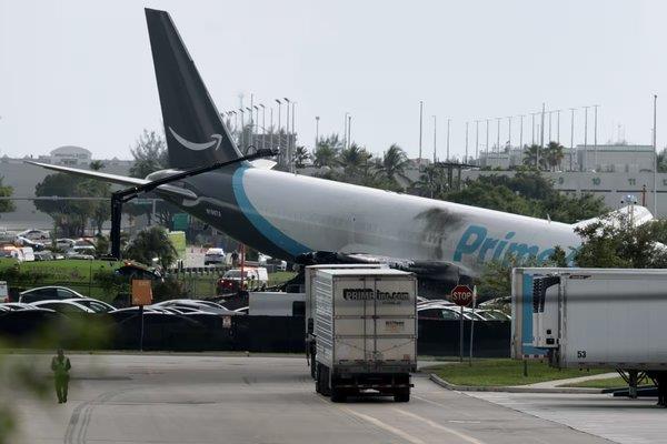 رويترز: 5 قتلى في حادث تحطم طائرة شحن تابعة لشركة أمازون في ميامي