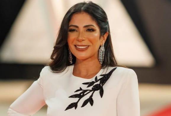 منى زكي ومباركة طريفة لأحمد حاتم ..تفاصيل