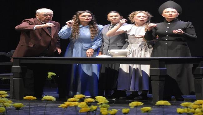 مهرجان القاهرة للمسرح التجريبي33| «Zhenya + Tanya = Love» يرفع شعار «كامل العدد» ويحقق إشادة نقدية ودولية