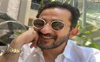 كيف يقضي أحمد حلمي العطلة مع عائلته؟