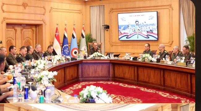 وزير الدفاع يلتقي عددًا من مقاتلي الجيشين الثاني والثالث الميدانيين لمتابعة منظومة التدريب القتالي