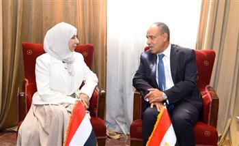 وزير الخارجية يلتقي نظيرته اليمنية ويبحث سبل دعم الاستقرار في اليمن وتعزيز العلاقات الثنائية