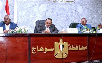 محافظ سوهاج يناقش استعدادات المحافظة لبدء العام الدراسي