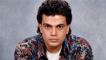 عمرو دياب يشارك في تريند الثمانينيات بصورة من بدايات مشواره