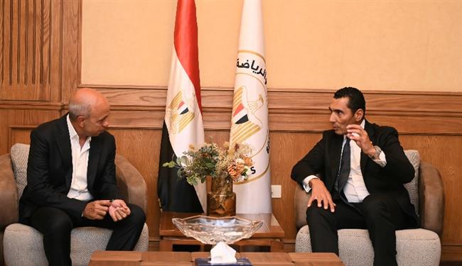 وزير الشباب يبحث مع  رئيس شركة للتطوير العقاري سبل دعم الأبطال الرياضيين  
