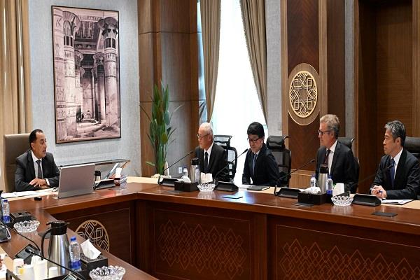 مدبولي: قطاعا السيارات والطاقة النظيفة والمتجددة ضمن أولويات الحكومة ولهما أهمية خاصة بالسوق المصرية