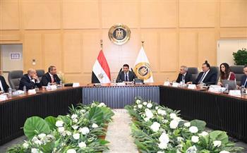 وزير الصناعة يبحث مع جمعية الاستثمار المباشر إطلاق صناديق صناعية وتشبيك المصانع المتعثرة بالمستثمرين