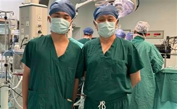 بعد 19 عامًا.. صيني يدرس الطب في مستشفى أنقذ حياته في طفولته