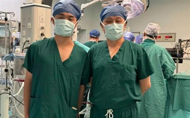 بعد 19 عامًا.. صيني يدرس الطب في مستشفى أنقذ حياته في طفولته