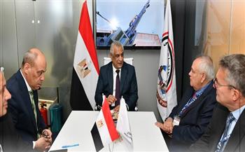 وزير الدولة للإنتاج الحربي يبحث مع الرئيس التنفيذي لمجموعة "تاليس" سبل تعزيز التعاون المشترك