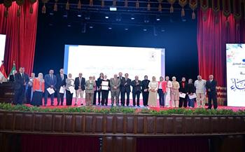 رئيس جامعة القاهرة يكرم الفرق الطبية تقديرًا لانجازاتها خلال العام الجامعي 2025 - 2026