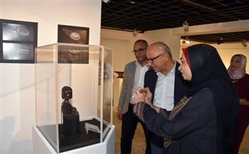 «بصمة وثقب».. رشا القصير تعيد قراءة رموز الحضارات القديمة برؤية فنية معاصرة