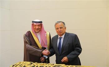 نبيل فهمي يتسلم قطعة من كسوة الكعبة المشرفة هديةً من السعودية للجامعة العربية