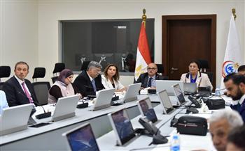 نائب وزير الصحة تعقد مائدة مستديرة حول صحة الأم وحديثي الولادة ورعاية ما حول الولادة