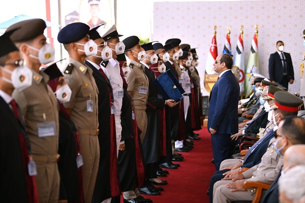 الرئيس يشهد حفل تخرج طلاب الكليات العسكرية