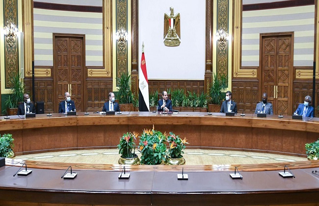 استقبل الرئيس عبد الفتاح السيسي، اليوم الإثنين، النواب العموم العرب والأفارقة المشاركين في المؤتمر الدولي الذي تنظمه النيابة العامة المصرية