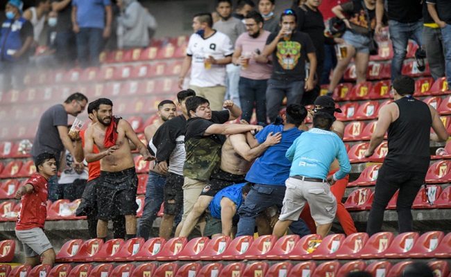 أحداث عنيف كبيرة في مدرجات ملعب مباراة كويريتارو وأطلس