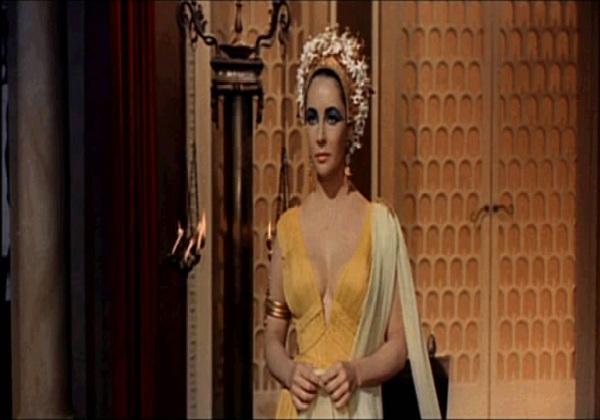 مشهد من فيلم كليوباترا لإليزابيث تايلور