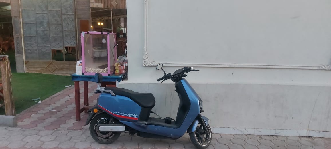إسكوتر موضوع على الشحن في الشارع