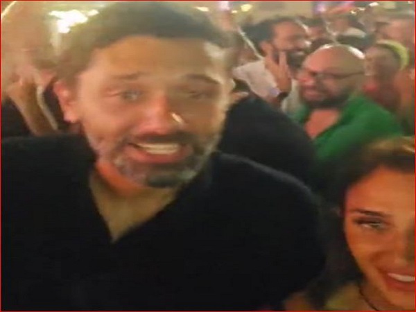 كريم محمود عبد العزيز وزوجته