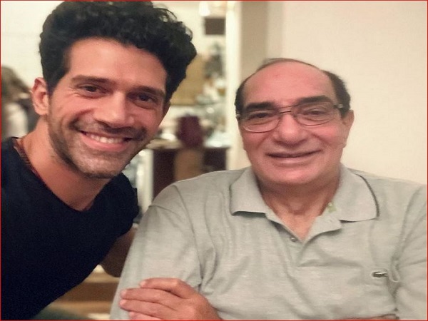 مجدي أحمد علي وابنه